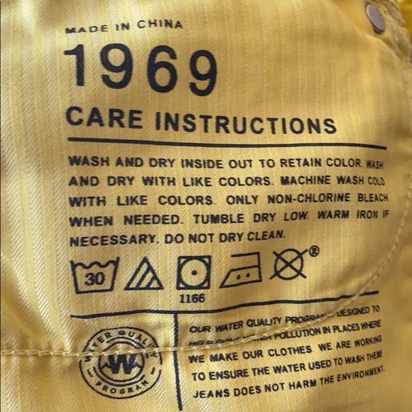 ✨BRAND NEW✨ GAP 1969 NEON YELLOW LOW RISE DENIM SHORTS FOR SUMMER - Picture 7 of 10